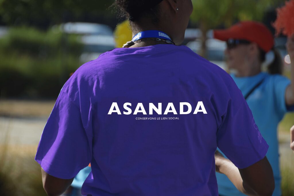 un t-shirt avec le logo d'ASANADA